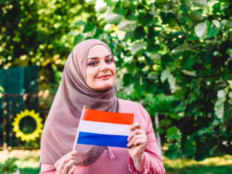 Migrația în Europa; femeie musulmană cu steagul Olandei.